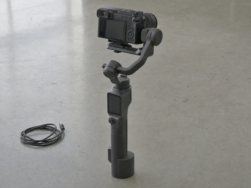 Gimbal stabilizzatore a tre assi con camera montata