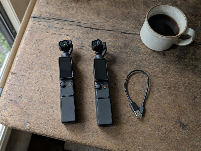 Due camere tascabili stabilizzate su un tavolo